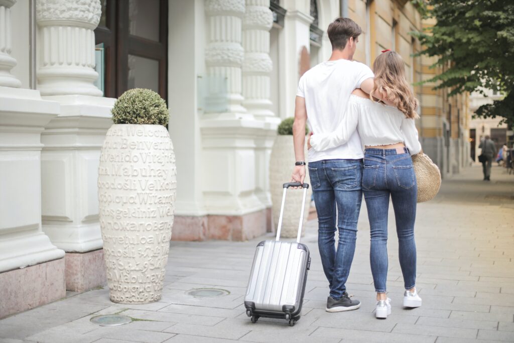 Couple marchant dans la rue - 6 destinations pour un voyage de noces en Europe - Nomadéa Evasion