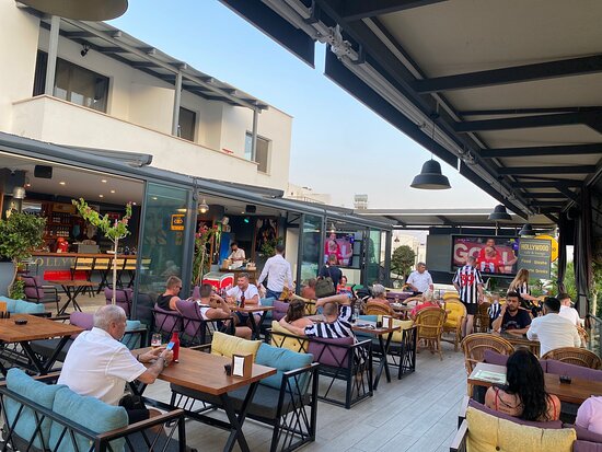 Hollywood Lounge & Cafe