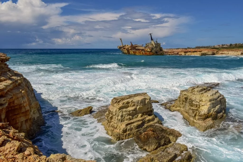 rocky coast 4066353 1280